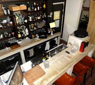 Blick auf Theke und Bar