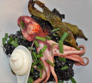 Pulpetto auf schwarzem Reis mit Aioli