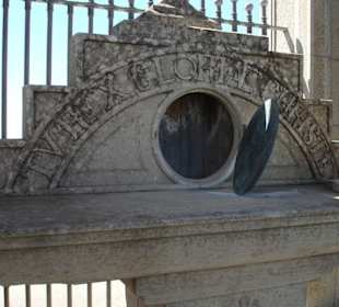 Altar unter der Figur