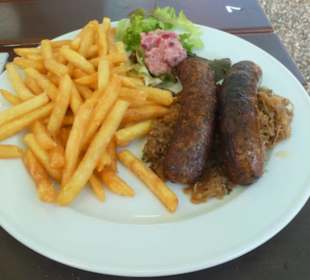 Mittagessen im Biergarten Schloßberg Gaststätte