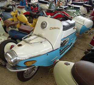 In der Haupthalle des Jesada Fahrzeug Museums