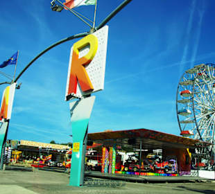 Mit Riesenrad am Abend besonders schön
