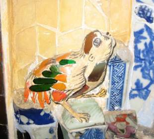 Farbenfrohe Wandmosaike aus Keramik und Glas.