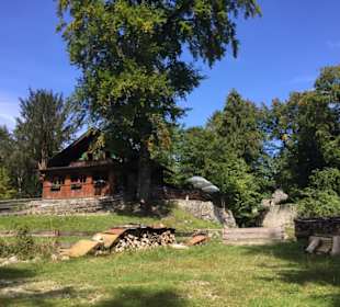 Links die Werdenfelser Hütte und rechts die Ruine 