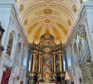 Blick zum Altar der Basilika St. Anna 