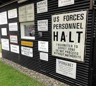 Schilder an der Grenze