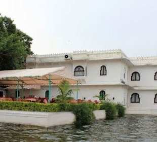 Aussicht auf Ambrai vom See aus