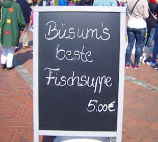 Hinweis vor dem Eingang auf der "Gehstrasse" !