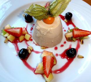 Amarena Panna Cotta mit frischen Früchten