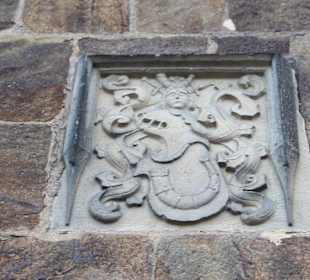 Wappen in der Westwand