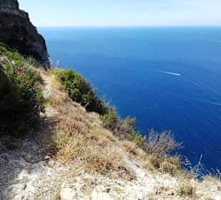 Blick von der Steilküste auf das Mittelmeer