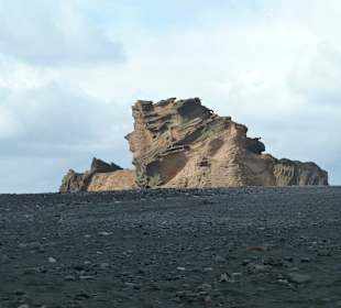 Lavabrocken im Meer