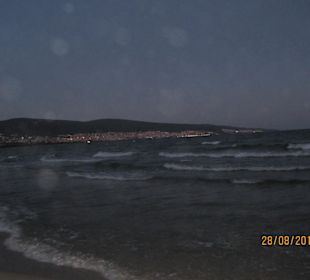 Der Strand menschenleer am Abend