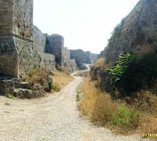 Стены Дворца Великих Магистров. Родос.