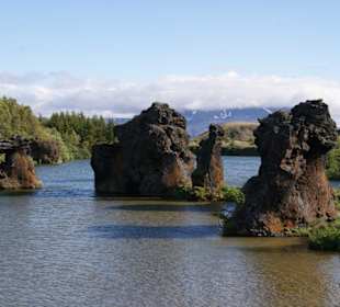 Blick über den See mit Lavaformationen