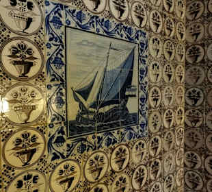 Kacheln im Turm des Museums