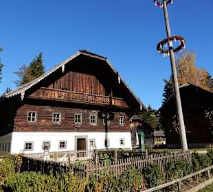Das Schulhaus mit Maibaum