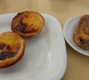 Zum Kaffee leckere Pasteis de Nata u. Mandelkuchen