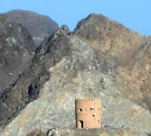 Historischer Wachturm an der Hafeneinfahrt