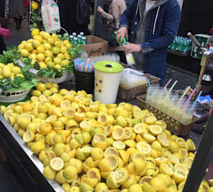 Myeongdong (Shopping- & Foodmeile)