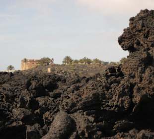 Lavaformation vor dem Castillo de San José