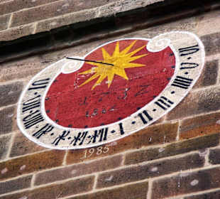 Sonnenuhr am Kirchturm