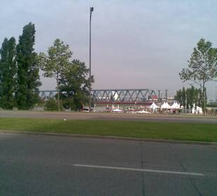 Vor der Eisenbahnbrücke ein "Strandbad"