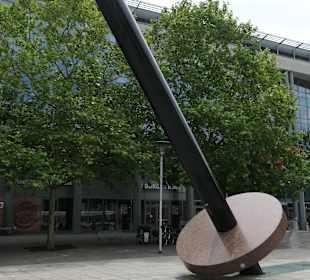 Skulptur Erdachse am Willy-Brandt-Platz
