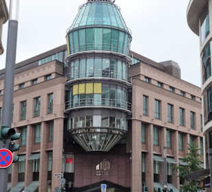 Das Eingangsportal der Schadow Arkaden