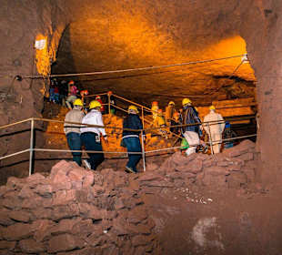 Besucher überqueren eine "Brücke"
