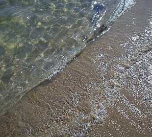 kaltes klares Wasser im Oktober