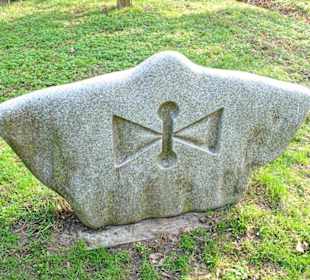 Kamień w Parku w Wojnowicach