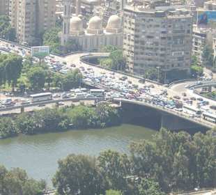 vom Kairo Tower aus viel Verkehr wie immer um 12 Uhr
