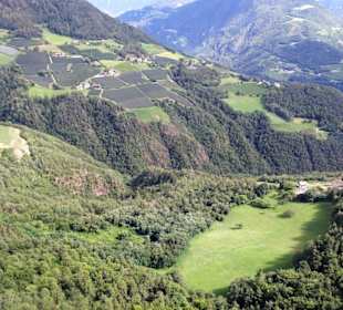 Blick aus der Seilbahn auf die Hänge des Ritten