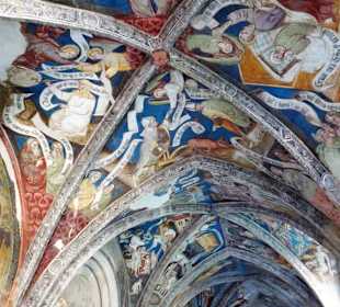 Blick auf die Deckenfresken des Kreuzganges