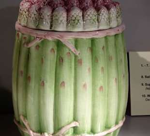 In der Ausstellung zur Spargel-Tischkultur