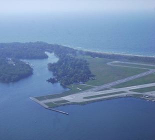 CN Tower Toronto: Blick auf den City Airport