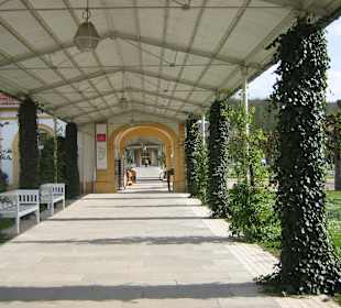 Überdachter Wandelgang im Kurpark
