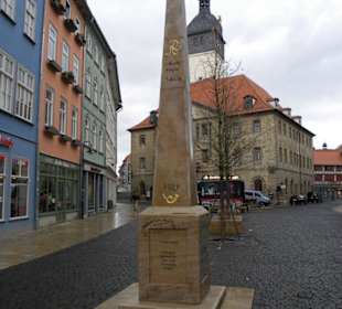 Rathaus mit Postsäule