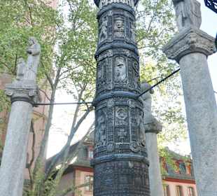 Die Nagelsäule, östlich vom Dom am Liebfrauenplatz