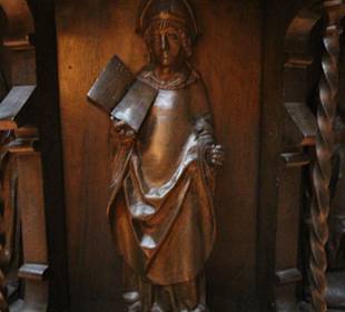 Heiligenfiguren am rechten Taufbecken