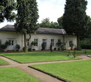 Gebäude im Blumengarten