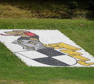 Wappenmosaik im Rasen des Kurparks