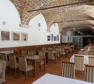 Tische unter Bogengängen