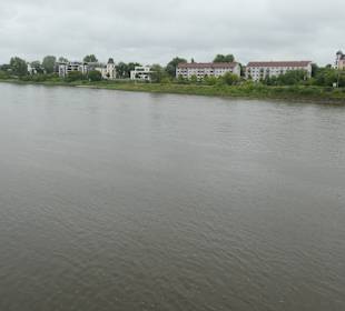 Bummel entlang der Elbuferpromenade