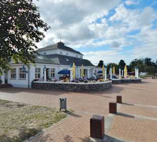 Strandpromenade mit Strandhalle