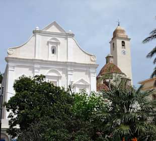 Außenansicht mit Fassade und Glockenturm