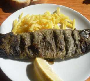 Gegrillte Forelle in Weinblättern