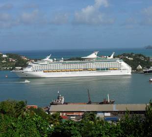 Blick auf den Hafen mit Kreuzfahrtschiff