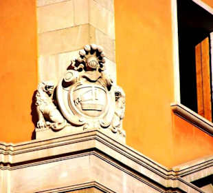 Vorplatz oben Wappen